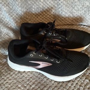 Brooks DNA woman’s athletic shoes